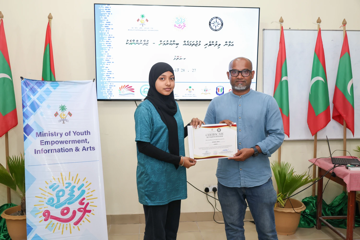 Image for ހަފްތާރެސް (ކ.ތުލުސްދޫ) ޒުވާނުންގެ ސެޝަންތައް ނިންމި ބައިވެރިންނަށް ހަނދާނީ ލިޔުން ހަވާލުކުރުން service